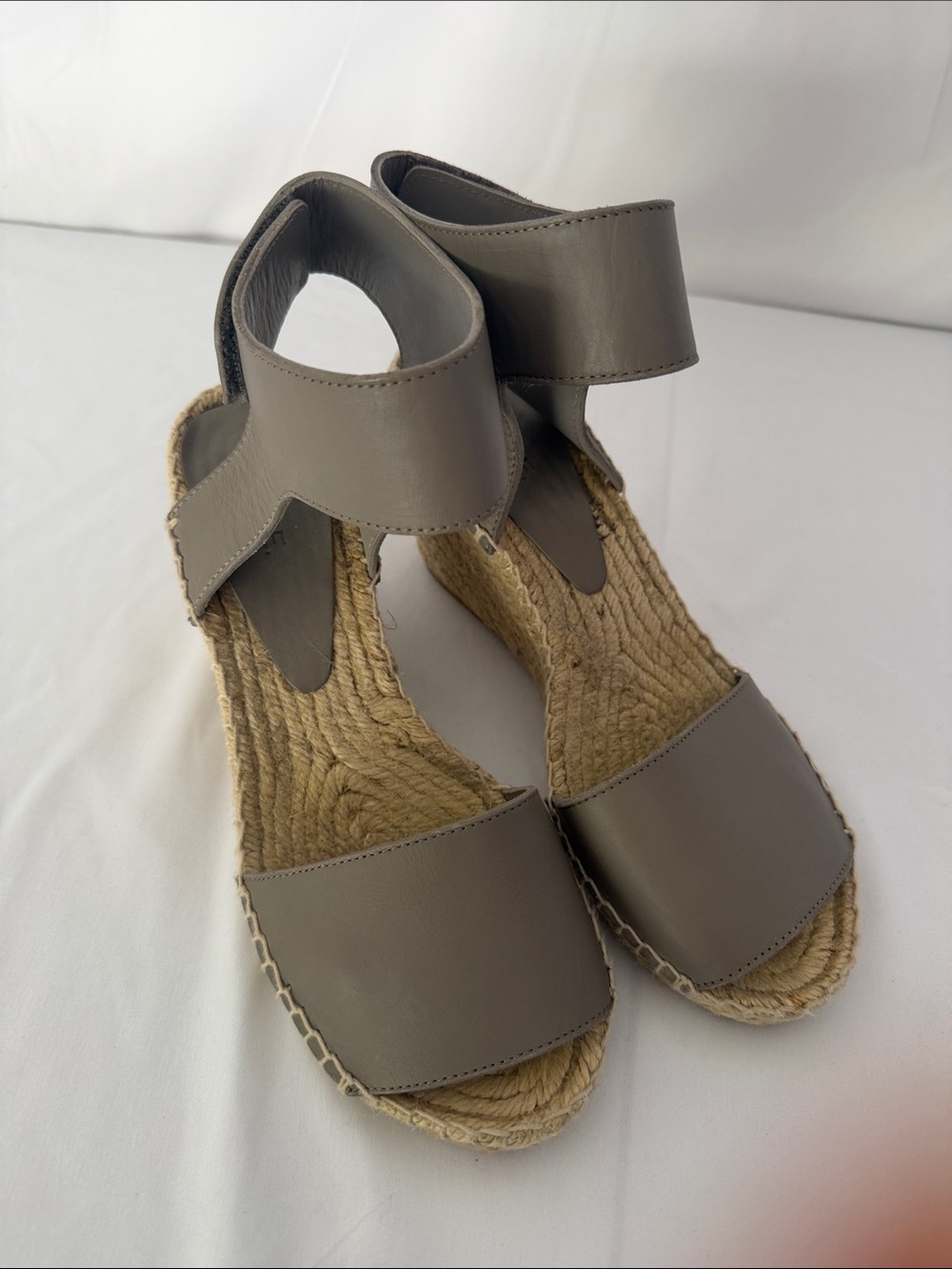 Vince SZ 8 Wedge Espadrille Women’s Sandals in Taupe Gray w/ ankle Velcro cuff - Picture 6 of 7